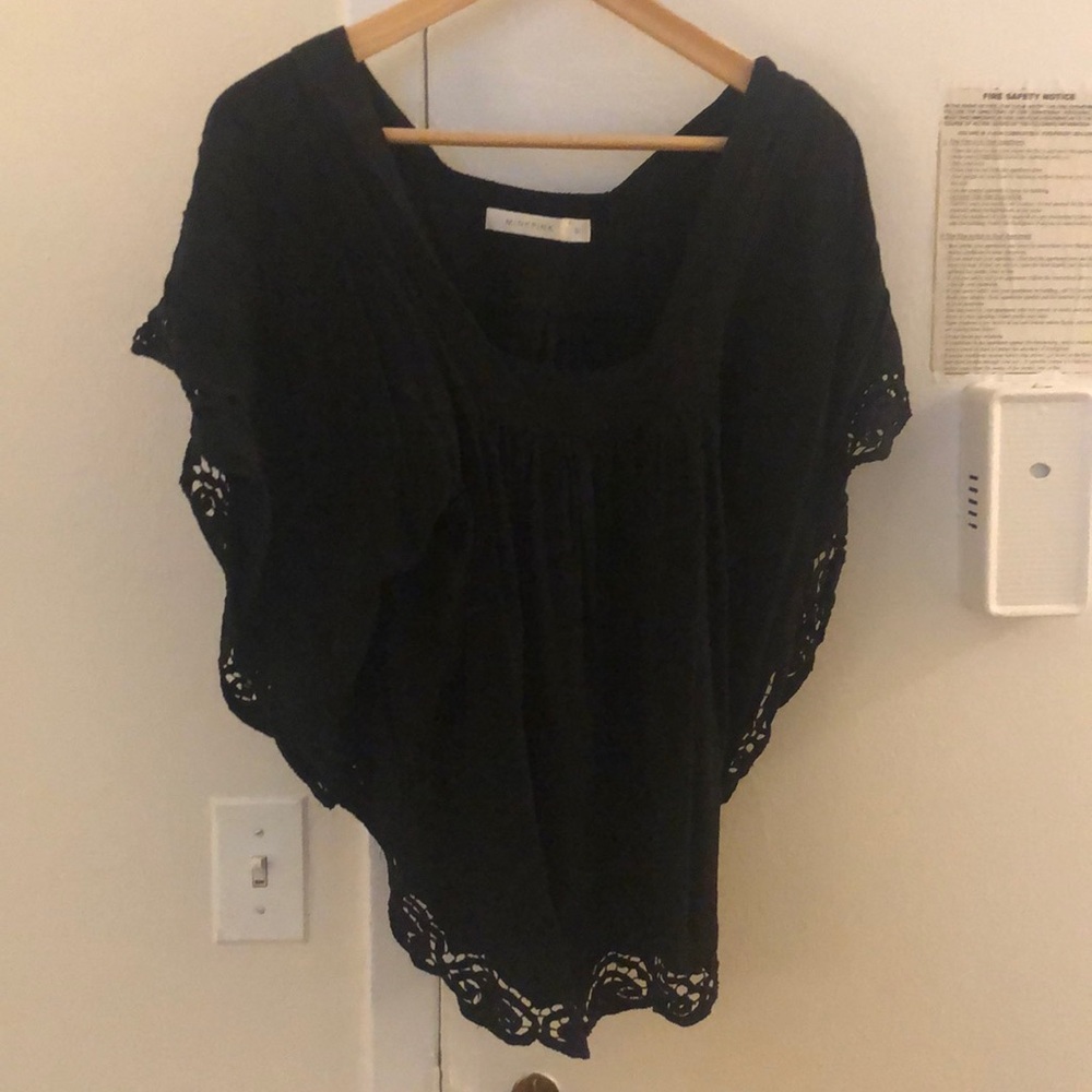 Loose black shirt with lace detail